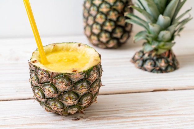 bicchiere di frullato di ananas fresco sul tavolo di legno