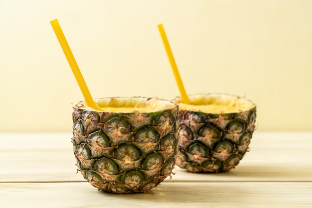 bicchiere di frullato di ananas fresco sul tavolo di legno