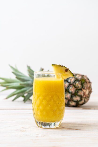 bicchiere di frullato di ananas fresco sulla tavola di legno - bevanda sana