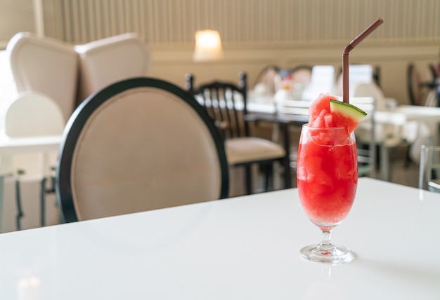 bicchiere di frullato di anguria fresca sul tavolo nel ristorante caffetteria