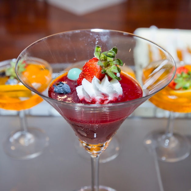 Bicchiere di gelatina di frutta fresca a buffet. Alimenti per la birra.