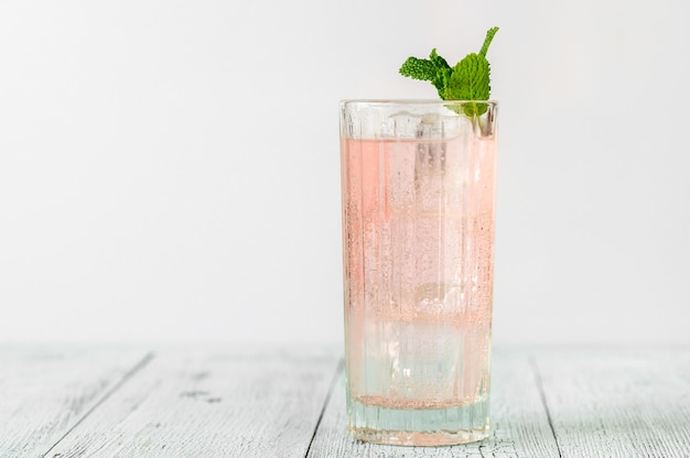 Bicchiere di gin rosa e cocktail tonic