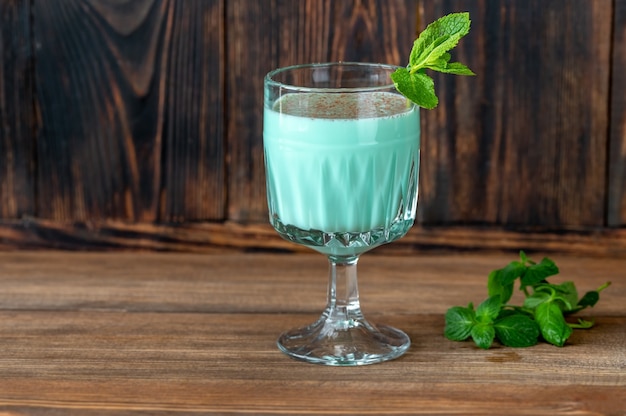 Bicchiere di Grasshopper Cocktail guarnito con menta e cioccolato grattugiato