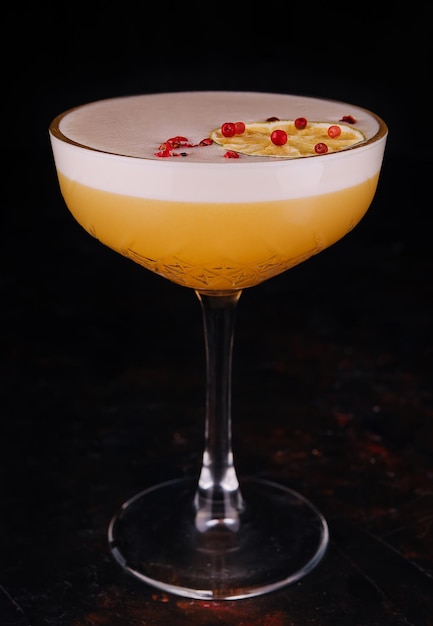 Bicchiere di gustoso cocktail whisky sour sul tavolo