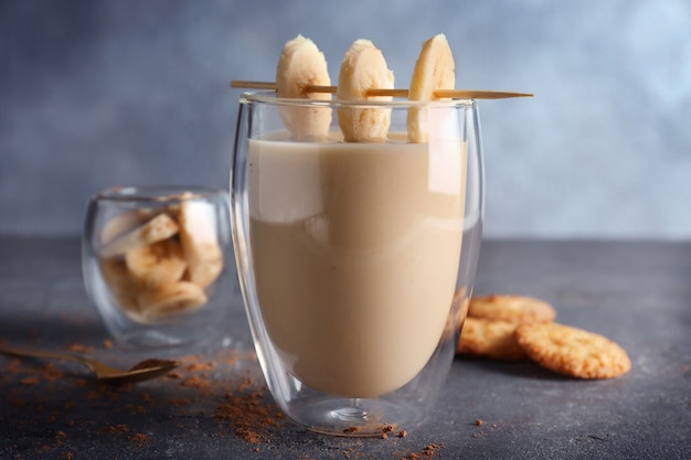 Bicchiere di gustoso frullato di banana sul tavolo