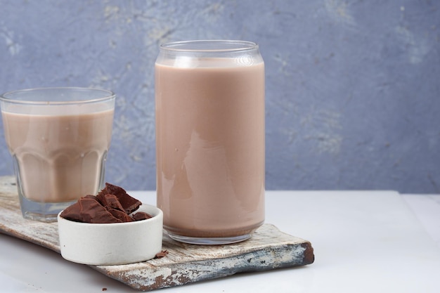 Bicchiere di latte al cioccolato sul tavolo, spazio per il testo