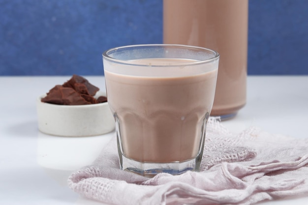 Bicchiere di latte al cioccolato sul tavolo, spazio per il testo