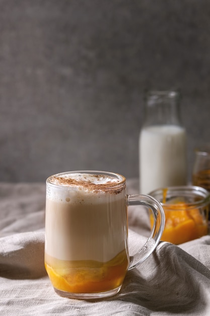 Bicchiere di latte alle spezie di zucca