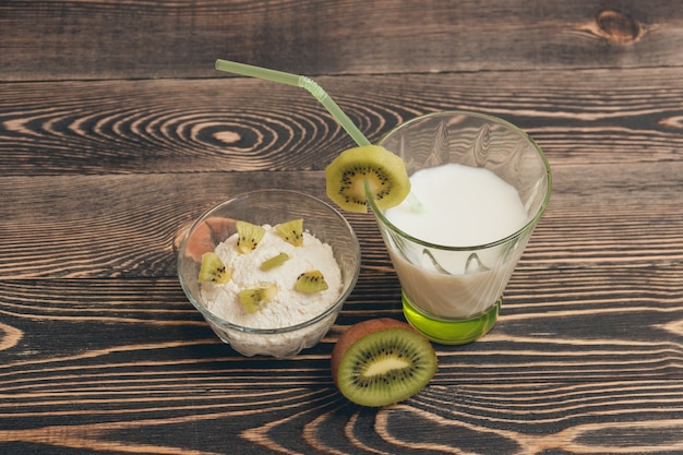 Bicchiere di latte cocktail con kiwi e mousse