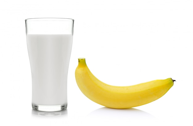 Bicchiere di latte con la banana sopra spazio bianco