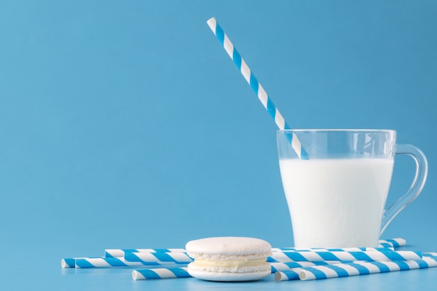 Bicchiere di latte con maccherone francese con lo spazio della copia