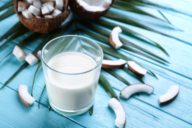 Bicchiere di latte di cocco fresco su fondo di legno