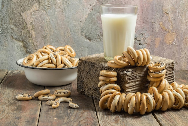 Bicchiere di latte e bagel secchi in ciotola smaltata in stile vintage