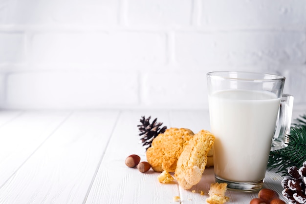 bicchiere di latte e biscotti lasciati appositamente per Babbo Natale.