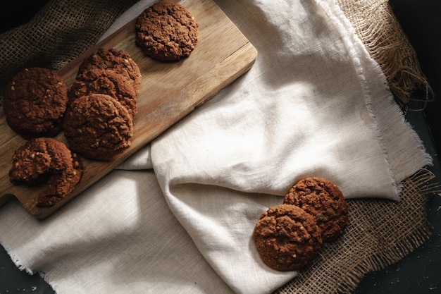 Bicchiere di latte e biscotti sul tavolo