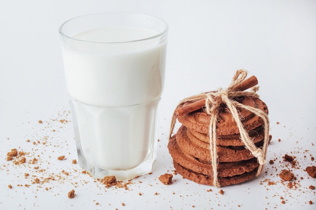 Bicchiere di latte e biscotti trasparenti