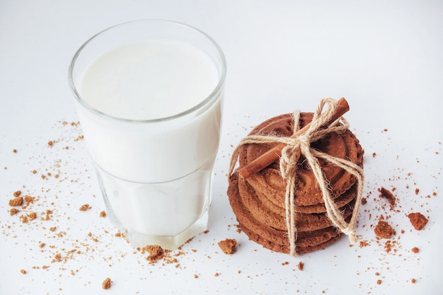 Bicchiere di latte e biscotti trasparenti