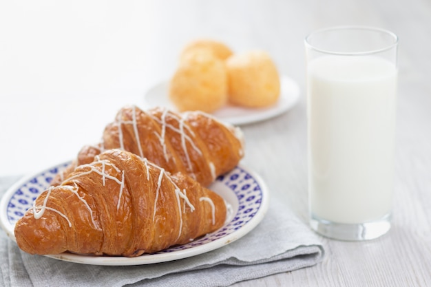 Bicchiere di latte e due cornetti