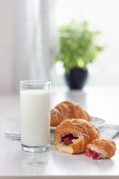 Bicchiere di latte e due cornetti