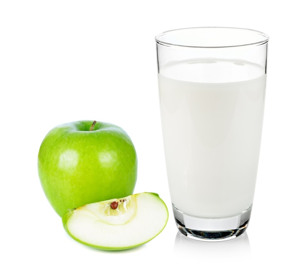 Bicchiere di latte e mela verde isolato su sfondo bianco