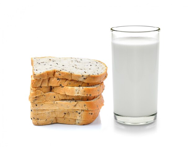 Bicchiere di latte e pane integrale isolati su spazio bianco