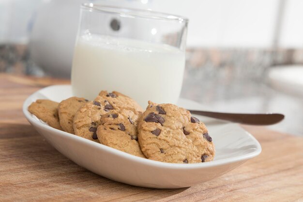 Bicchiere di latte e vassoio con biscotti con gocce di cioccolato