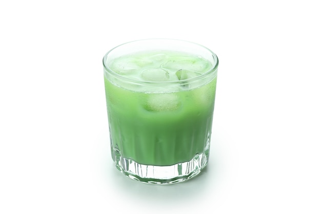 Bicchiere di latte freddo matcha isolato su sfondo bianco