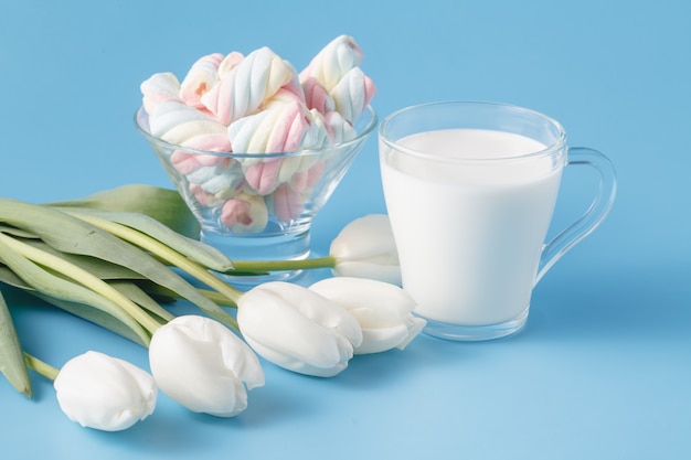Bicchiere di latte fresco e tulipani