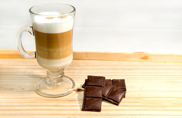 Bicchiere di latte macchiato con cioccolato fondente.