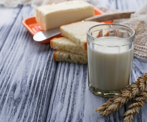 Bicchiere di latte, pane e burro