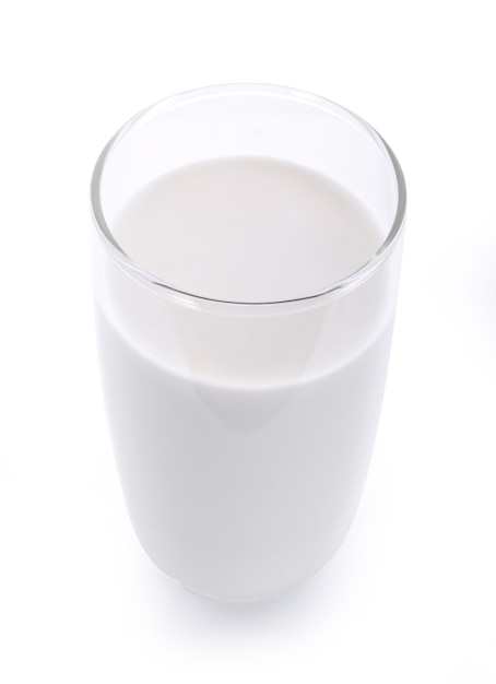 Bicchiere di latte su bianco