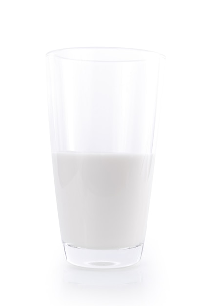 Bicchiere di latte su bianco