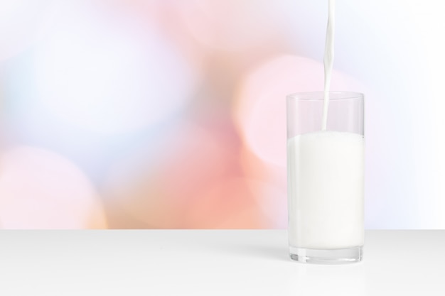 Bicchiere di latte su sfondo sfocato