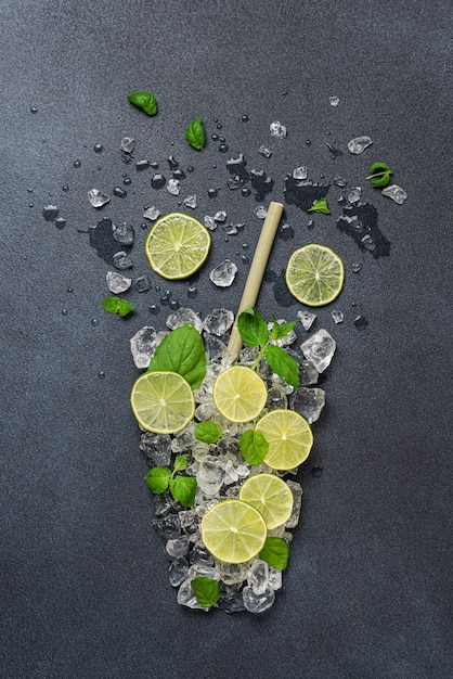 bicchiere di limonata con ghiaccio lime e menta sfondo estivo creativo mojito bevanda rinfrescante simbolo