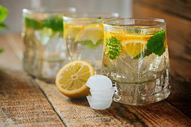 Bicchiere di limonata con limone e menta fresca