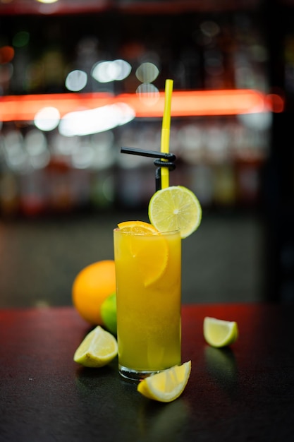 Bicchiere di limonata di frutta fresca sul bancone del bar con limonata di agrumi e frutti di bosco e cubetti di ghiaccio