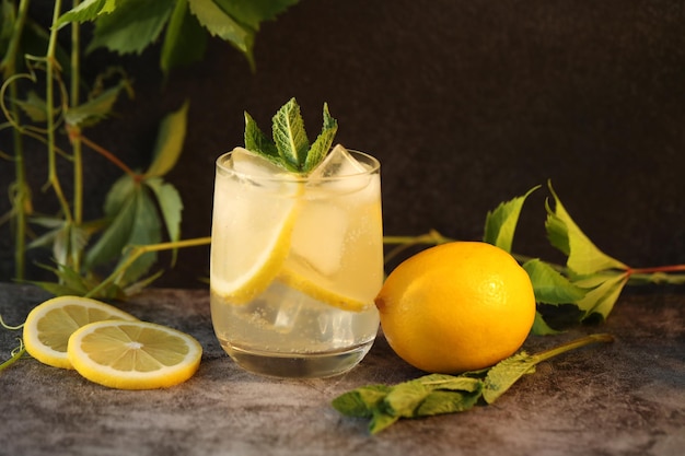 Bicchiere di limonata fredda con limone e menta