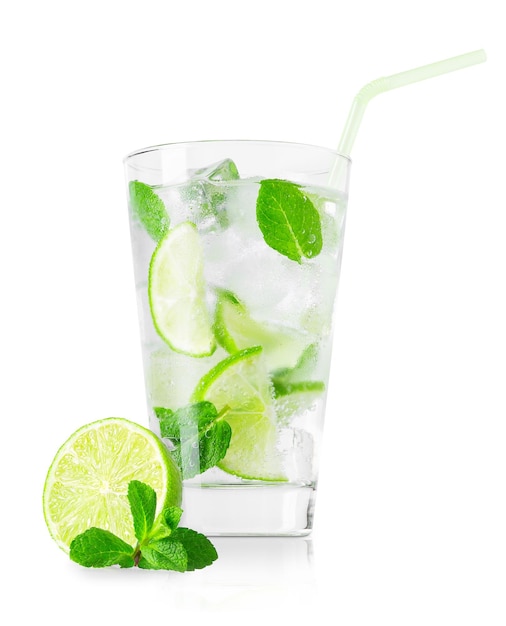 bicchiere di limonata fredda con paglia isolata su bianco.