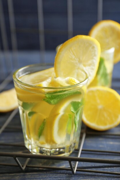 Bicchiere di limonata fresca sul tavolo