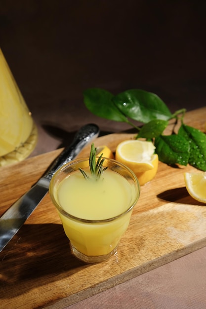 Bicchiere di limoncello decorato con rametto di rosmarino