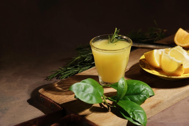 Bicchiere di limoncello e limoni freschi