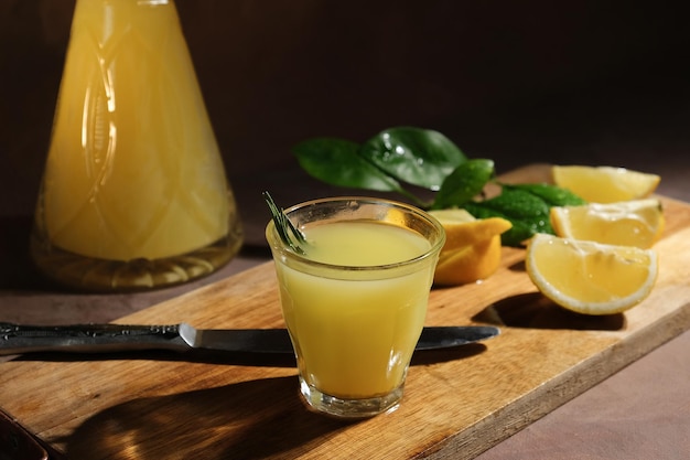 Bicchiere di limoncello e limoni freschi