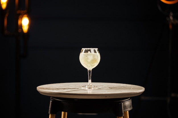 Bicchiere di margarita cocktail con sale sulla tavola rotonda