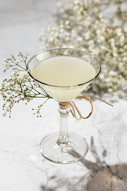 Bicchiere di martini al limone con splash isolato su bianco