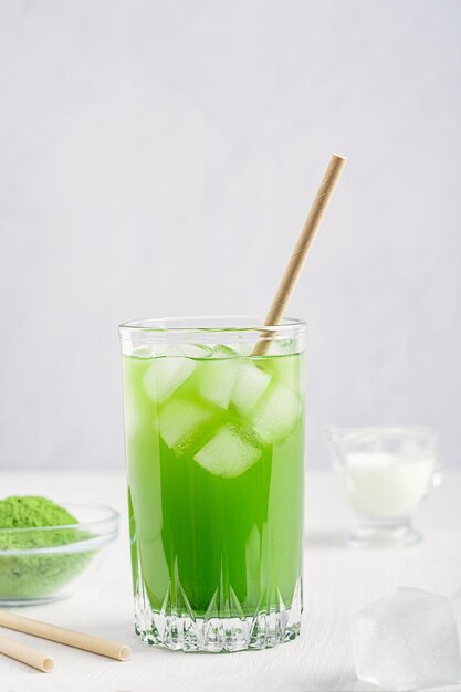 Bicchiere di matcha sano e rinfrescante a base di foglie di tè verde macinate in polvere servite con ghiaccio