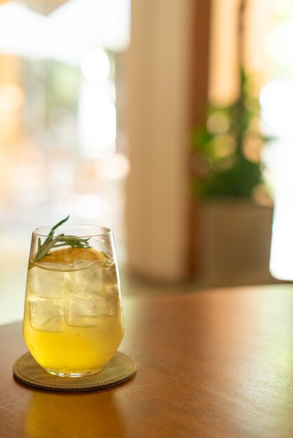 bicchiere di miele al limone ghiacciato con rosmarino nel ristorante caffetteria