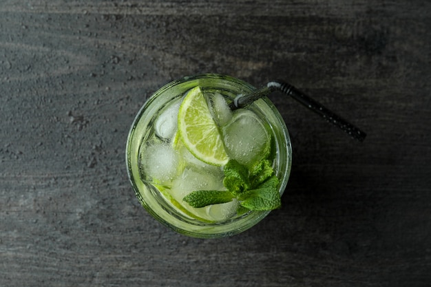 Bicchiere di mojito cocktail su fondo di legno scuro