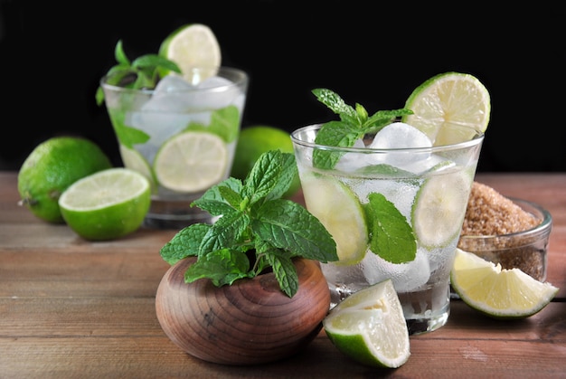 Bicchiere di mojito con menta, lime e zucchero