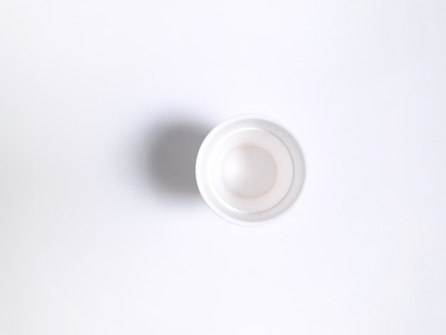 Bicchiere di plastica bianco isolato su sfondo bianco