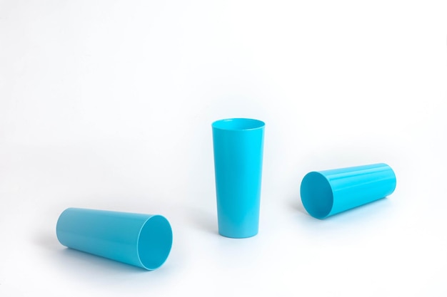 Bicchiere di plastica blu isolato su sfondo bianco